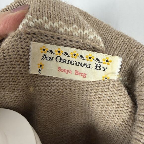 Handmade Womens Wool Tan White Cardigan Sweater Est Size M/L Fair Isle Cabincore - Picture 7 of 9